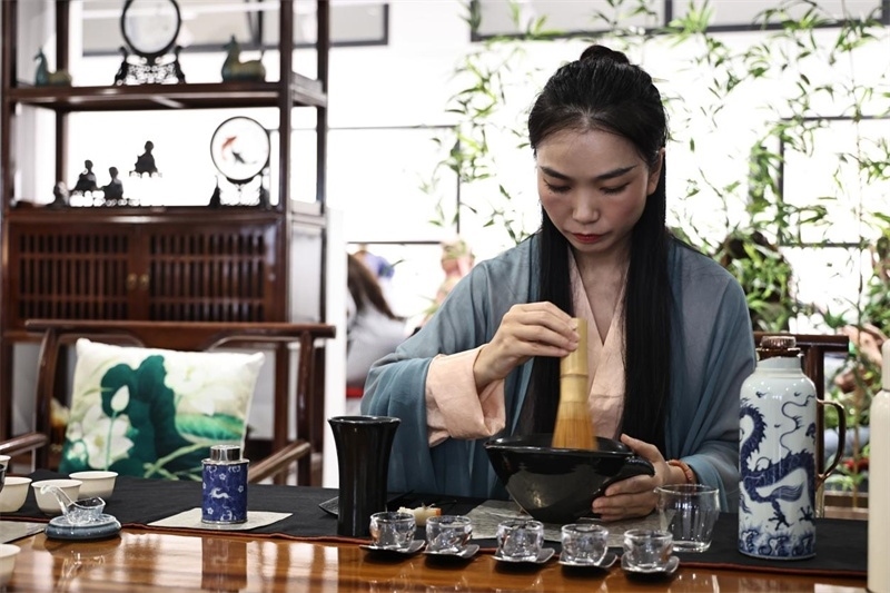 茶藝師現(xiàn)場展示宋式點(diǎn)茶。拉巴特中國文化中心供圖