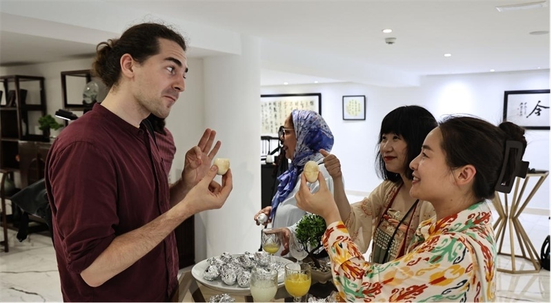 嘉賓品嘗茶葉蛋。拉巴特中國文化中心供圖