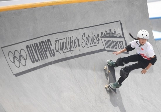 6月20日，鄭好好在比賽中，她在預(yù)賽中最佳成績?yōu)?2.60分。當(dāng)日，巴黎奧運(yùn)會資格系列賽布達(dá)佩斯站滑板女子碗池預(yù)賽在布達(dá)佩斯舉行。新華社記者 賀燦鈴 攝