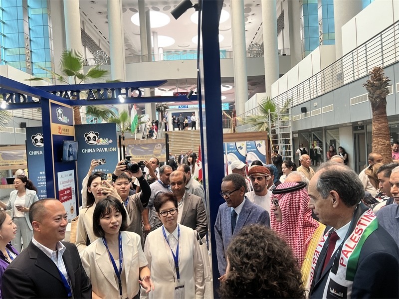 沙特廣播電視局首席執(zhí)行官、阿廣聯(lián)主席穆罕默德（右二）、阿廣聯(lián)秘書長蘇萊曼（右三）等阿拉伯國家嘉賓參觀展臺。主辦方供圖