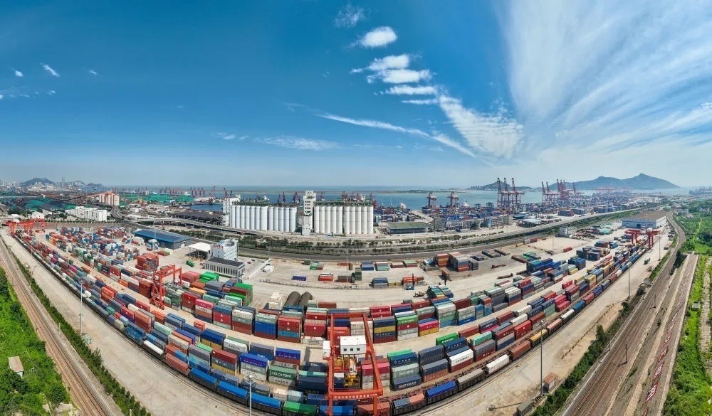 中哈連云港物流合作基地及集裝箱碼頭。（圖源：新華社）