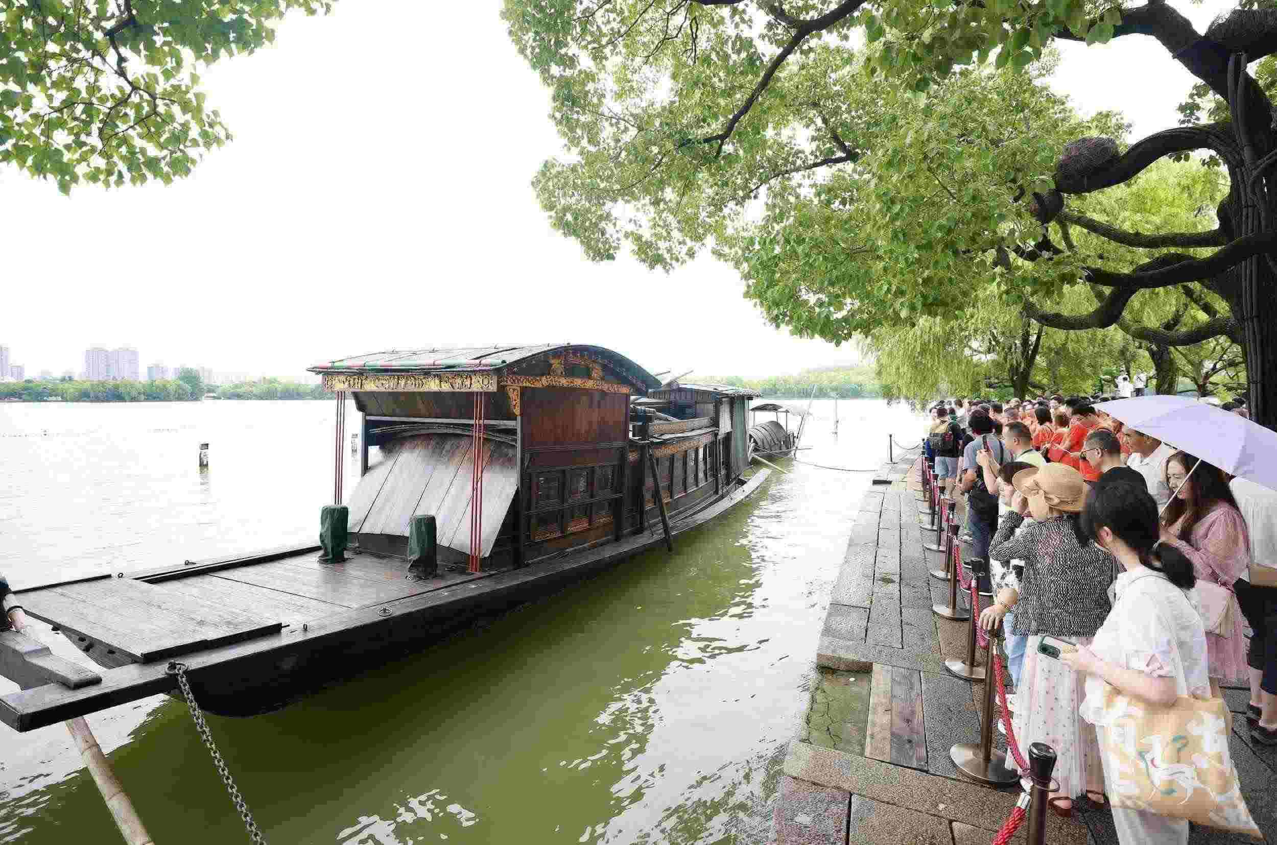 浙江嘉興，游客在南湖景區(qū)湖心島瞻仰紅船，感悟“紅船精神”。（圖片來源：視覺中國）