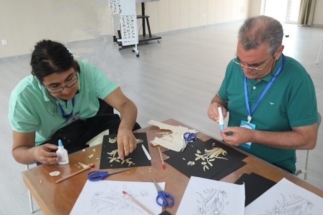 葡萄牙魯班工坊師生制作麥秸畫。