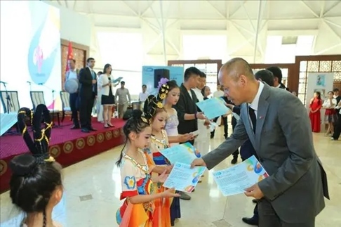 △當(dāng)?shù)貢r間6月27日，2024“未來世界”國際青少年藝術(shù)展演在塔吉克斯坦國家博物館開幕。