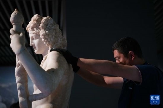 7月2日，工作人員將開箱后的古希臘文物放置在展臺(tái)上。新華社記者 張端 攝