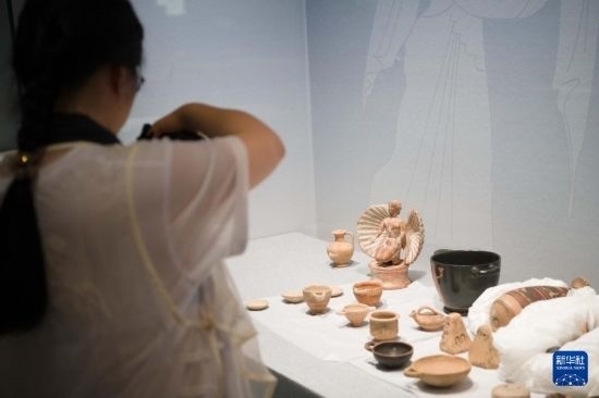 7月2日，開箱后的古希臘文物被工作人員移入展柜。新華社記者 張端 攝