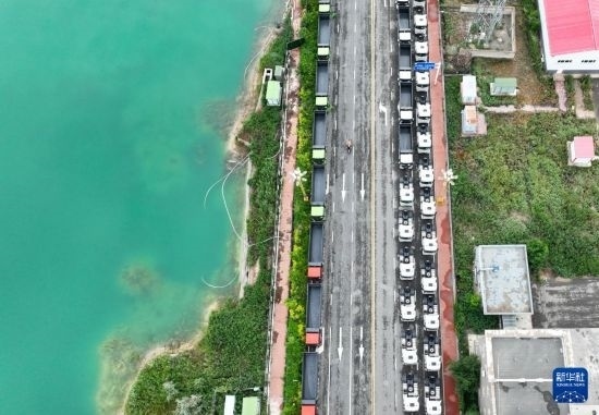 7月2日，車輛在巴克圖口岸有序出境（無人機照片）。新華社發(fā)（馬丁 攝）