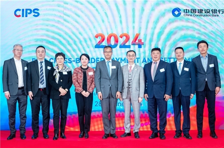 鄭冰開公使與CIPS公司、建行總行以及在南中資銀行合影、留念。（中國建設(shè)銀行約翰內(nèi)斯堡分行供圖）