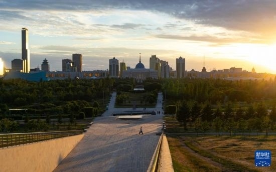 這是7月2日拍攝的哈薩克斯坦首都阿斯塔納的天際線(xiàn)。新華社記者 白雪騏 攝