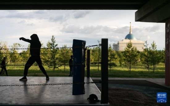 7月2日，在哈薩克斯坦首都阿斯塔納，一名男子在橋下運(yùn)動(dòng)場(chǎng)練習(xí)拳擊。新華社記者 白雪騏 攝