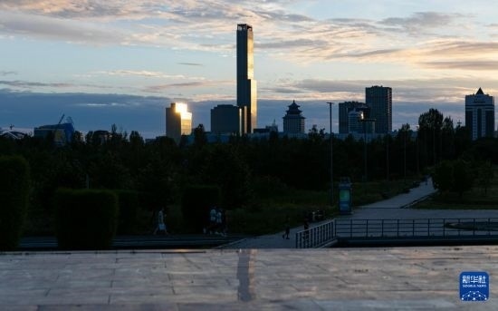 這是7月2日拍攝的哈薩克斯坦首都阿斯塔納市中心的建筑群。新華社記者 白雪騏 攝