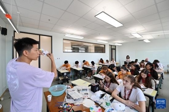 7月3日，外國學(xué)生在學(xué)習(xí)繪制京劇臉譜。新華社記者 李然 攝