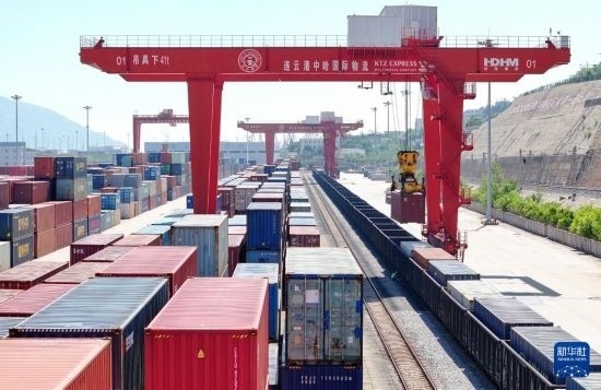 6月30日，在中哈連云港物流合作基地，大型機械在吊裝集裝箱（無人機照片）。新華社發(fā)（王健民 攝）