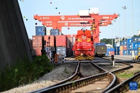 6月26日，“韓國-連云港-中亞”國際多式聯(lián)運班列從中哈連云港物流合作基地出發(fā)，駛往哈薩克斯坦、烏茲別克斯坦。班列運載的55個大柜此前于6月13日從韓國境內(nèi)發(fā)出，經(jīng)釜山港海運抵達連云港后轉(zhuǎn)由鐵路運輸。新華社記者 季春鵬 攝