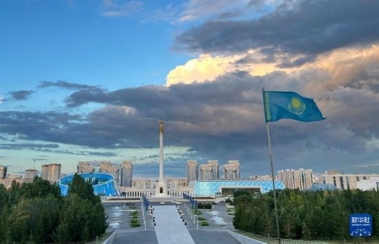 這是7月2日拍攝的哈薩克斯坦首都阿斯塔納獨(dú)立廣場(chǎng)。新華社記者 岳月偉 攝
