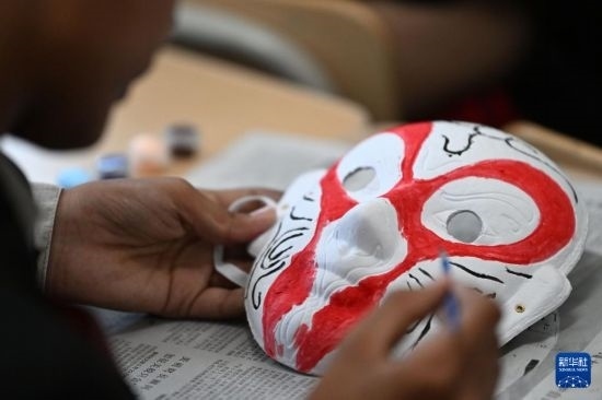 7月3日，外國學(xué)生在繪制京劇臉譜。新華社記者 李然 攝