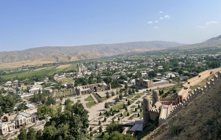 位于塔吉克斯坦杜尚別西北的吉薩爾古城，有著3000多年歷史。有研究認(rèn)為，張騫出使大宛回程途中曾經(jīng)過此地。圖為從吉薩爾古城城墻俯瞰城門與市鎮(zhèn)。本報記者 曲頌 攝