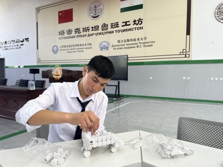 在塔吉克斯坦魯班工坊內(nèi)，學(xué)員正在操作能力源創(chuàng)新套件。本報記者 屈佩 攝