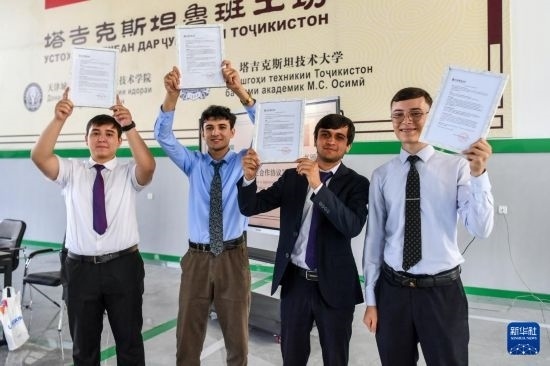 7月3日，在塔吉克斯坦首都杜尚別，魯班工坊赴華留學(xué)生展示錄取通知書(shū)。新華社記者 曹陽(yáng) 攝