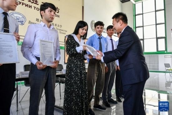 7月3日，在塔吉克斯坦首都杜尚別，天津城市建設(shè)管理職業(yè)技術(shù)學(xué)院的負(fù)責(zé)人為魯班工坊赴華留學(xué)生頒發(fā)錄取通知書(shū)。新華社記者 曹陽(yáng) 攝