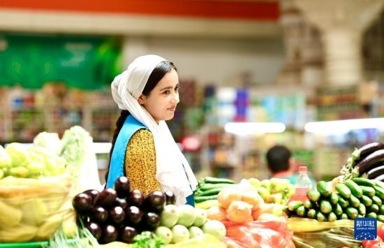 這是7月3日在塔吉克斯坦首都杜尚別大巴扎內(nèi)拍攝的營(yíng)業(yè)者。新華社記者 姚大偉 攝