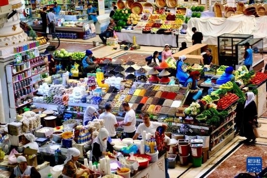 這是6月13日在塔吉克斯坦首都杜尚別拍攝的大巴扎內(nèi)景。新華社記者 鄭開(kāi)君 攝