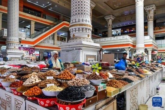 這是6月27日在塔吉克斯坦首都杜尚別拍攝的大巴扎內(nèi)景。新華社記者 曹陽(yáng) 攝