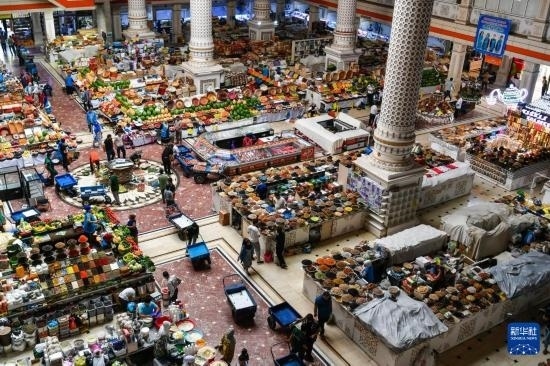 這是6月27日在塔吉克斯坦首都杜尚別拍攝的大巴扎內(nèi)景。新華社記者 曹陽(yáng) 攝