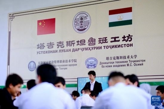 6月14日，學(xué)生們?cè)谒怂固故锥级派袆e的魯班工坊內(nèi)學(xué)習(xí)。新華社記者 鄭開(kāi)君 攝