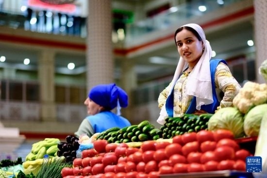 這是6月13日在塔吉克斯坦首都杜尚別大巴扎內(nèi)拍攝的營(yíng)業(yè)者。新華社記者 鄭開(kāi)君 攝