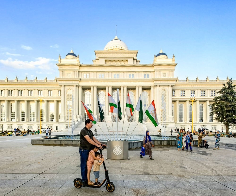 2024年7月1日，人們?cè)谒怂固棺h會(huì)大樓前的廣場(chǎng)上休閑。