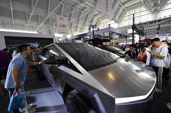 在天津舉行的2024世界智能產(chǎn)業(yè)博覽會(huì)上，觀眾在特斯拉展臺(tái)參觀（6月22日攝）。新華社記者 李然 攝