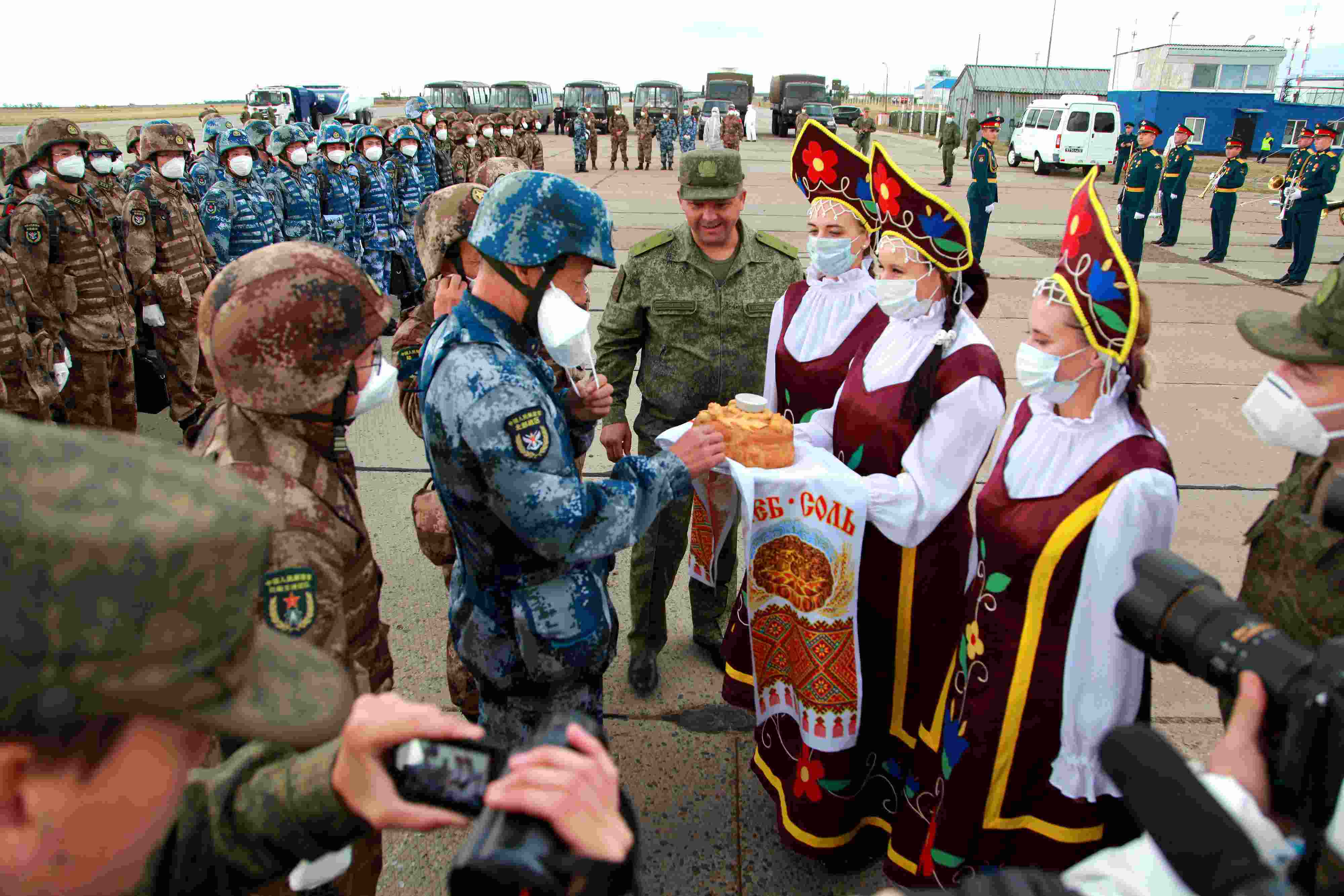 當(dāng)?shù)貢r間2021年9月10日，跨境參加“和平使命-2021”上海合作組織成員國聯(lián)合反恐軍演的中方部隊導(dǎo)演部抵達(dá)俄羅斯奧倫堡“東古茲”靶場演習(xí)地域。圖為俄方人員為中方人員舉行歡迎儀式。