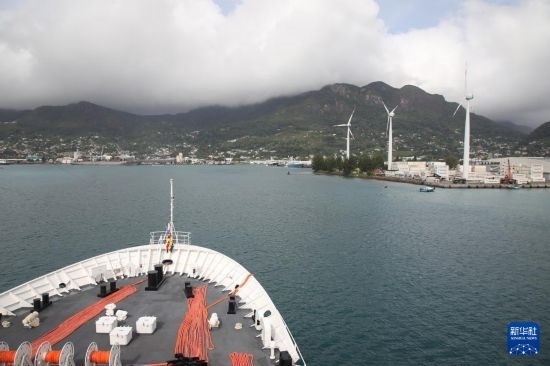 7月5日，中國海軍“和平方舟”號醫(yī)院船抵達(dá)塞舌爾維多利亞新港碼頭。新華社發(fā)（劉志磊 攝）