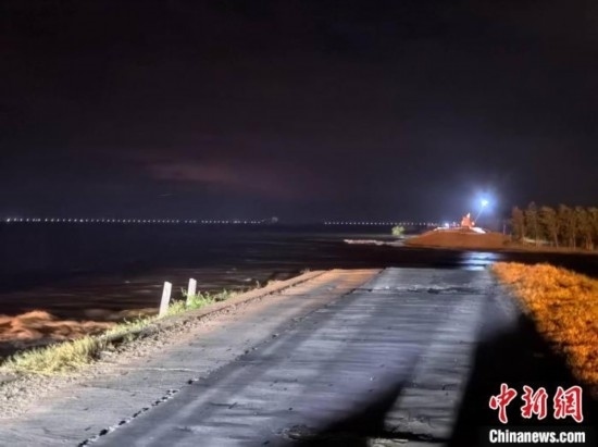  7月6日凌晨，湖南岳陽華容縣團(tuán)洲垸洞庭湖一線堤防決口現(xiàn)場。中新社記者 白祖偕 攝