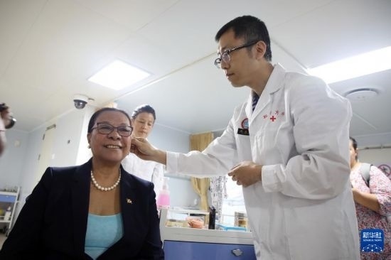 7月5日，塞舌爾衛(wèi)生部長維多在中國海軍“和平方舟”號醫(yī)院船上體驗(yàn)中醫(yī)。新華社發(fā)（劉志磊 攝）