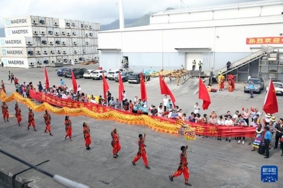 這是7月5日在塞舌爾維多利亞新港碼頭拍攝的歡迎儀式。新華社發(fā)（劉志磊 攝）