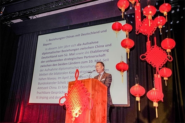 圖為郭方領(lǐng)事在致辭。（駐慕尼黑總領(lǐng)館提供）