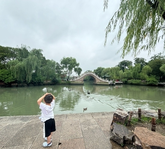 一位小朋友在二十四橋旁拍照。人民網(wǎng)記者 金慧慧攝