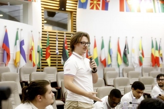 7月8日，美國中田納西州立大學(xué)大一學(xué)生雅克布·揚(yáng)在共譜華美和音交流營上分享。新華社發(fā)