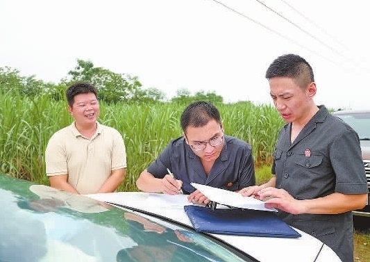 圖③：清塘后，執(zhí)行干警與某農(nóng)場(chǎng)負(fù)責(zé)人確認(rèn)魚塘交付情況。