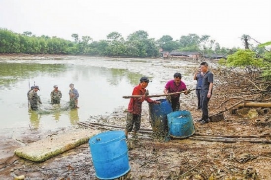 圖②：執(zhí)行干警督促凌某捕魚清塘。