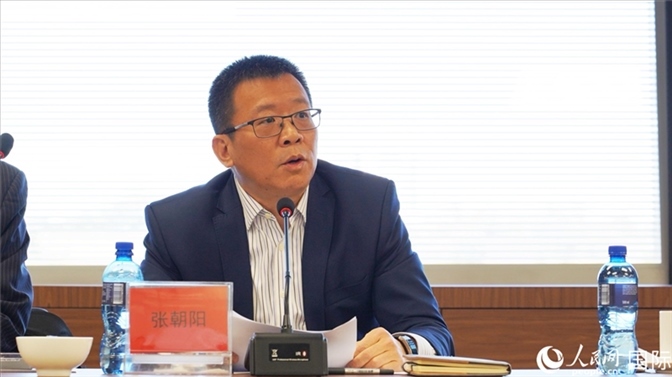 張朝陽(yáng)代會(huì)長(zhǎng)做協(xié)會(huì)上半年工作匯報(bào)。人民網(wǎng) 劉暢攝