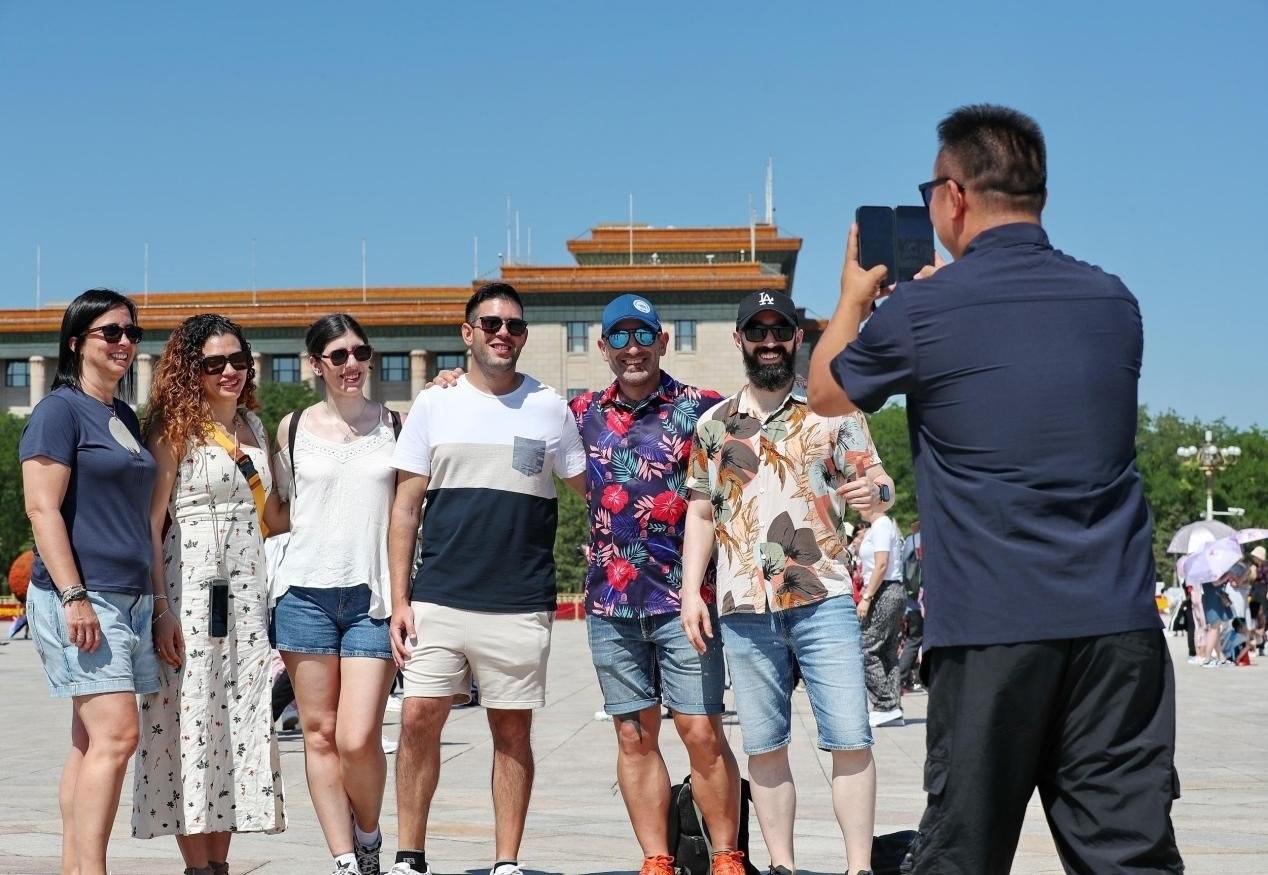 入境游持續(xù)升溫，眾多外國(guó)游客游覽天安門(mén)廣場(chǎng)。（圖片來(lái)源：視覺(jué)中國(guó)）