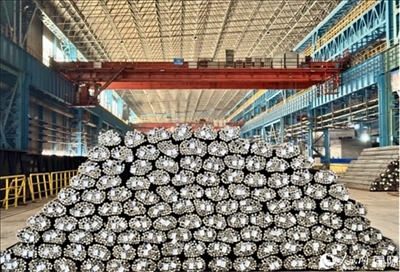 廠房內(nèi)待運輸?shù)耐ㄤ摦a(chǎn)品。人民網(wǎng) 謝瑩攝