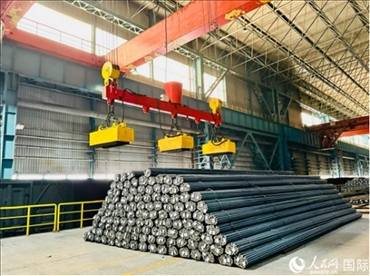 通鋼產(chǎn)品正在裝車。人民網(wǎng) 謝瑩攝