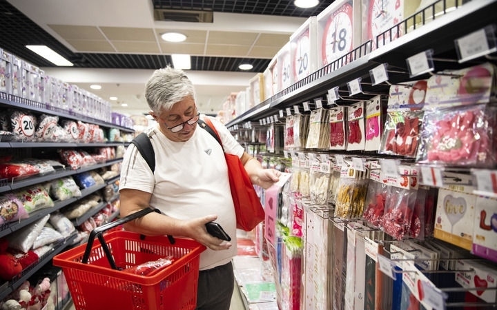 2024年4月29日，在匈牙利布達佩斯，一名男子在中歐商貿物流合作園區(qū)的中國商品交易展示中心內購物。中歐商貿物流合作園區(qū)是中國在歐洲地區(qū)建設的首個商貿物流型境外經(jīng)貿合作區(qū)，也是集商貿展示與交易、物流運輸與倉儲、產(chǎn)業(yè)投資與合作功能于一體的中歐企業(yè)雙向互動平臺。新華社記者 張帆 攝