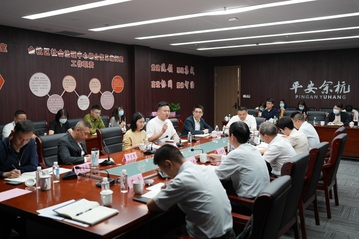 由浙江省信訪局和相關(guān)部門負(fù)責(zé)人組成的下訪團在杭州市余杭區(qū)社會治理中心接待來訪群眾。新華社記者 翁忻旸 攝