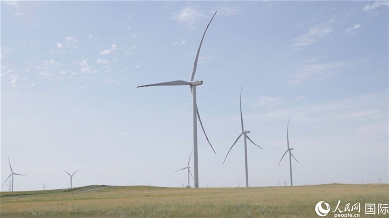 阿克莫拉州風(fēng)電項(xiàng)目群風(fēng)機(jī)。 人民網(wǎng)記者 葛泰佚攝