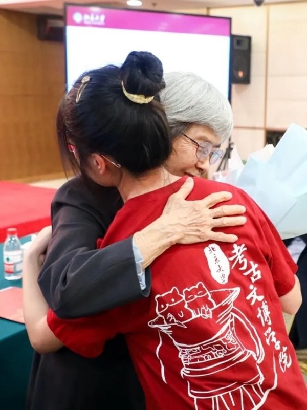 2023年，在校友向母校捐贈儀式上，鐘芳蓉與樊錦詩擁抱。校方供圖